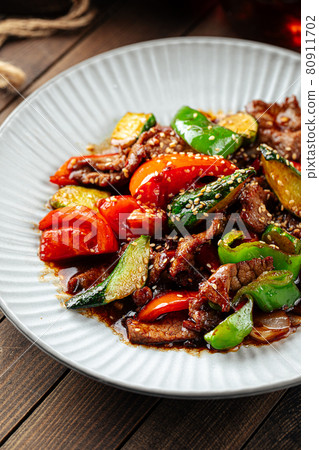 Chinese warm beef salad with vegetables 80911702