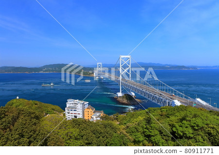 火影忍者海峽和Onaruto橋在晴朗的天空下 火影忍者海峽和Onaruto橋在晴朗的天空下 80911771