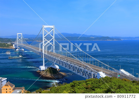 火影忍者海峽和Onaruto橋在晴朗的天空下 火影忍者海峽和Onaruto橋在晴朗的天空下 80911772