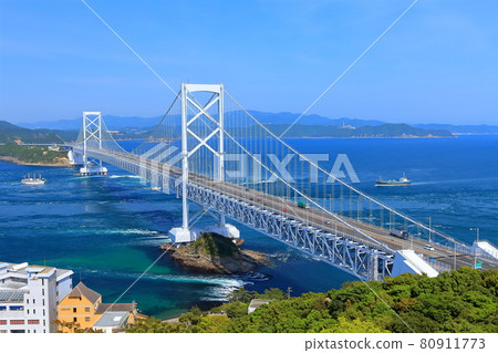 火影忍者海峽和Onaruto橋在晴朗的天空下 火影忍者海峽和Onaruto橋在晴朗的天空下 80911773