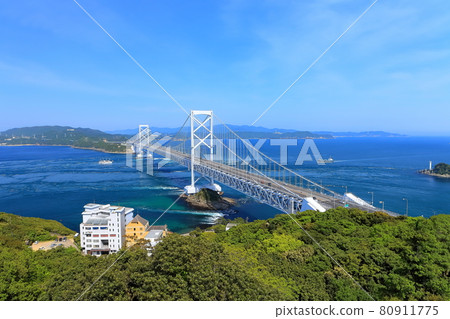 火影忍者海峽和Onaruto橋在晴朗的天空下 80911775
