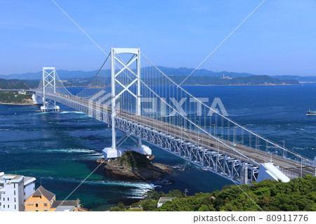 火影忍者海峽和Onaruto橋在晴朗的天空下 80911776