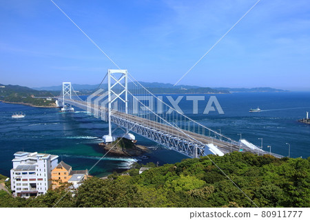 火影忍者海峽和Onaruto橋在晴朗的天空下 火影忍者海峽和Onaruto橋在晴朗的天空下 80911777