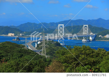 從淡路島看鳴門海峽和大鳴門大橋 從淡路島看鳴門海峽和大鳴門大橋 80911781