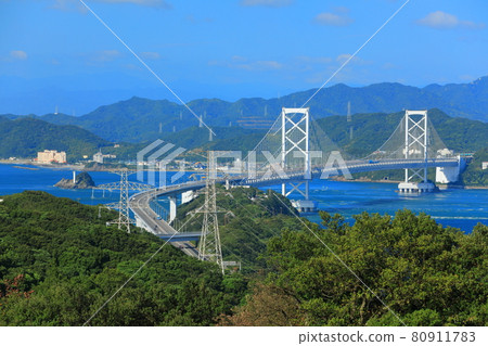 從淡路島看鳴門海峽和大鳴門大橋 從淡路島看鳴門海峽和大鳴門大橋 80911783