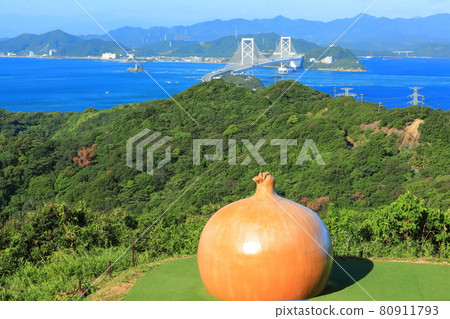 從淡路島看鳴門海峽和大鳴門大橋 80911793