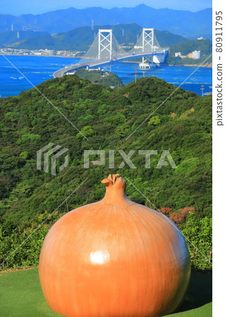 從淡路島看鳴門海峽和大鳴門大橋 80911795