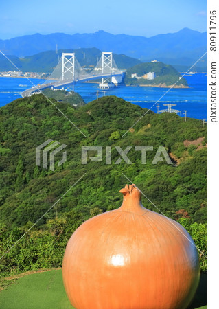 從淡路島看鳴門海峽和大鳴門大橋 80911796