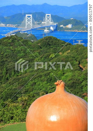 從淡路島看鳴門海峽和大鳴門大橋 80911797