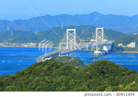 從淡路島看鳴門海峽和大鳴門大橋 80911804