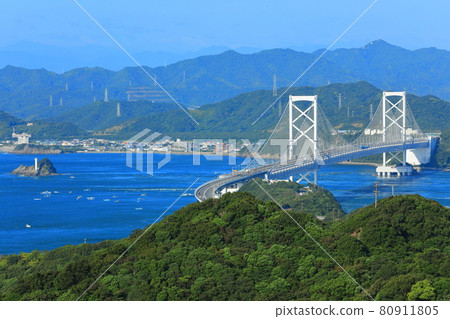 從淡路島看鳴門海峽和大鳴門大橋 從淡路島看鳴門海峽和大鳴門大橋 80911805