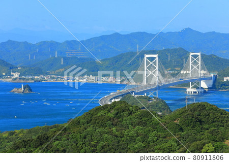 從淡路島看鳴門海峽和大鳴門大橋 從淡路島看鳴門海峽和大鳴門大橋 80911806