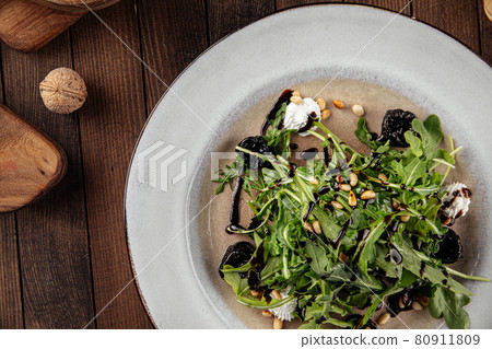 Beet root and arugula salad with cheese 80911809