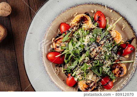 Shrimp and arugula salad with tomato and parmesan Shrimp and arugula salad with tomato and parmesan 80912070