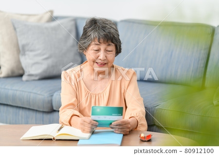 資深婦女存摺擔心 80912100