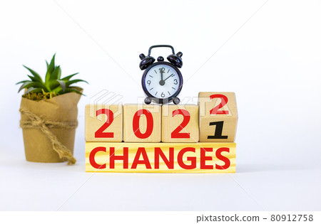 Planning 2022 changes new year symbol. Alarm clock. Turned a wooden cube, changed words Changes 2021 to Changes 2022. Beautiful white background, copy space. Business, 2022 changes new year concept. Planning 2022 changes new year symbol. Alarm clock. Turned a wooden cube, changed words Changes 2021 to Changes 2022. Beautiful white background, copy space. Business, 2022 changes new year concept. 80912758