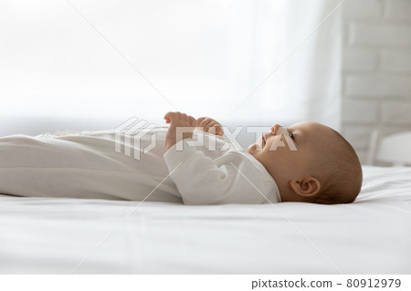 Little baby infant lying on bed at home Little baby infant lying on bed at home 80912979
