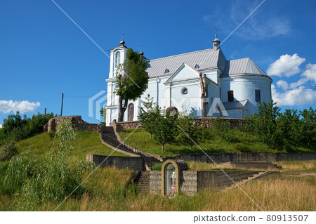Old ancient catholic church of the Annunciation of the Blessed Virgin Mary and water source, Vishneva, Minsk region, Belarus. 80913507