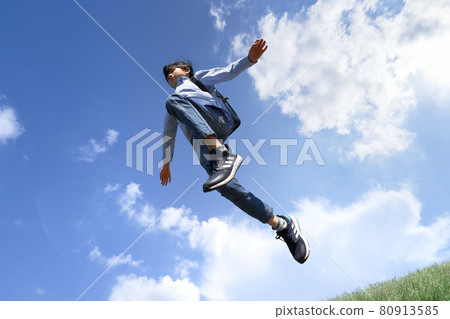 藍天下跳躍的男孩 80913585