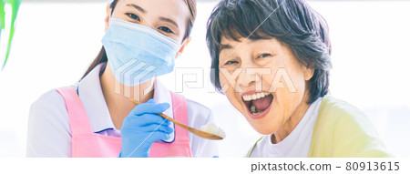 Long-term care staff to assist seniors with meals 80913615