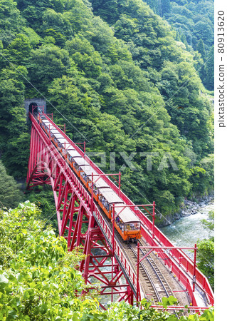 新鮮的綠色黑部峽谷，從山比子天文台看到的電車 80913620