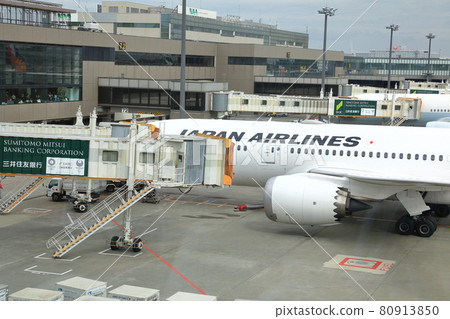 Jet bridge connect to the commercial airplane for transfer passengers. 80913850