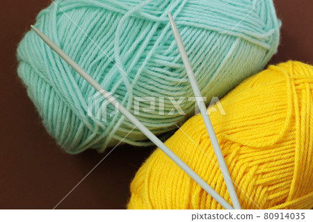 wool yarn and knitting needles wool yarn and knitting needles 80914035