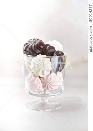 Assorted marshmallows in a bowl, white, pink and chocolate covered, traditional Russian marshmallows Assorted marshmallows in a bowl, white, pink and chocolate covered, traditional Russian marshmallows 80914257
