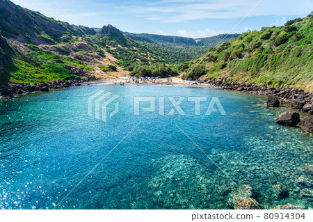 Emerald green see water on coast of Cala Ostina, Sardinia, Italy 80914304