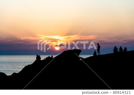 Silhouettes of people at sunset 80914321