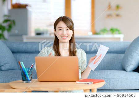 一位年輕的女商人在客廳遠程辦公 一位年輕的女商人在客廳遠程辦公 80914505