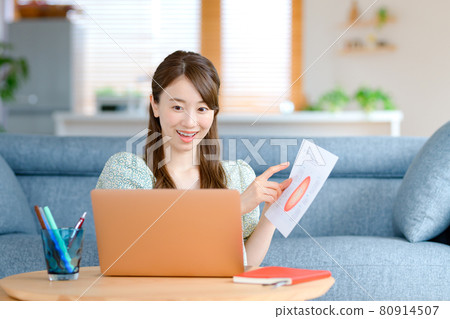 一位年輕的女商人在客廳遠程辦公 一位年輕的女商人在客廳遠程辦公 80914507