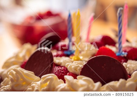 A closeup shot of a birthdaycake with a blurry backgroud 80915025