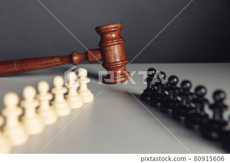 Chess pieces and wooden gavel Chess pieces and wooden gavel 80915606