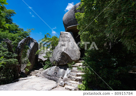 Misen's giant rock in Miyajima <Miyajima, Hiroshima / August> 80915784
