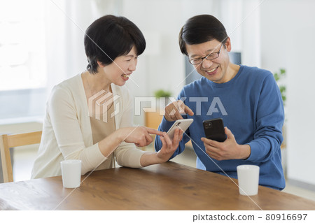 高級夫婦智能手機 80916697