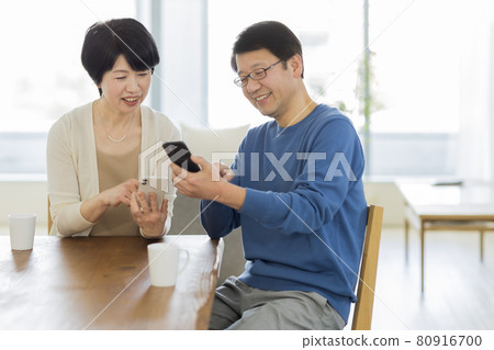 Senior couple smartphone 80916700