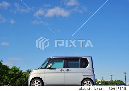 Blue sky and light car 80917136