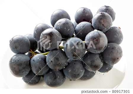 葡萄（無籽先鋒）。 （白色背景） 80917301
