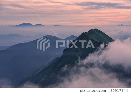 黃昏和雲海/谷川山脈(後面的淺間山) 黃昏和雲海/谷川山脈(後面的淺間山) 80917544