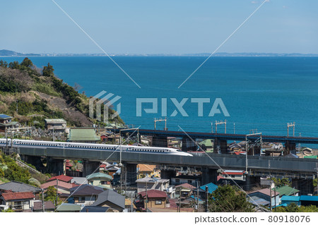 [Tokaido Shinkansen N700A running through Sagami Bay] 80918076