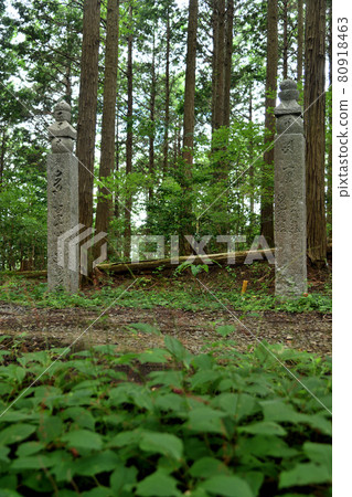 Koyasan-cho stone road 144-cho stone (left) and Ichiri stone (right) 80918463