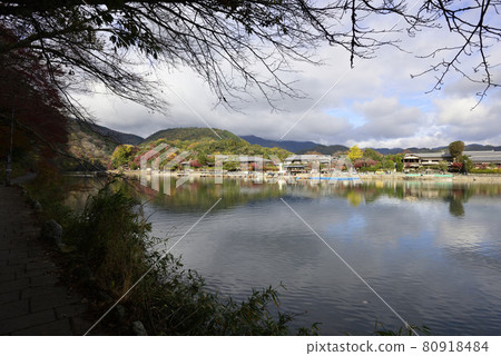 Sagano Arashiyama Oigawa (Katsura River) and Ogurayama 80918484