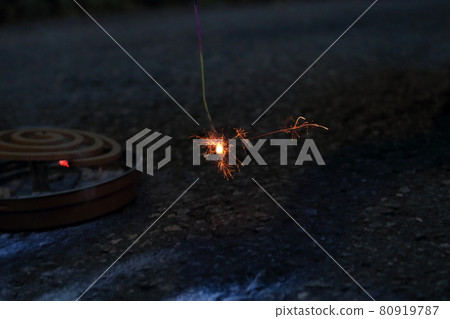 Summer night fun: sparks of sparklers 80919787