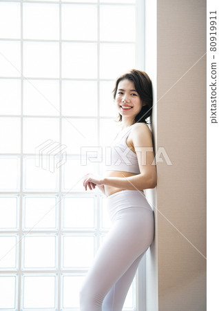 年輕女子肖像運動服微笑 80919911