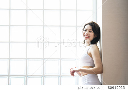Young woman portrait sportswear smile 80919913