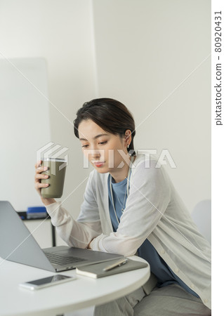 辦公室裡的兩個女人 辦公室裡的兩個女人 80920431