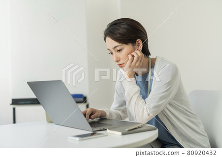 辦公室裡的兩個女人 辦公室裡的兩個女人 80920432