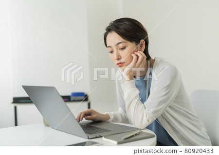 辦公室裡的兩個女人 80920433
