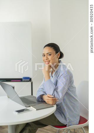 辦公室裡的兩個女人 80920435